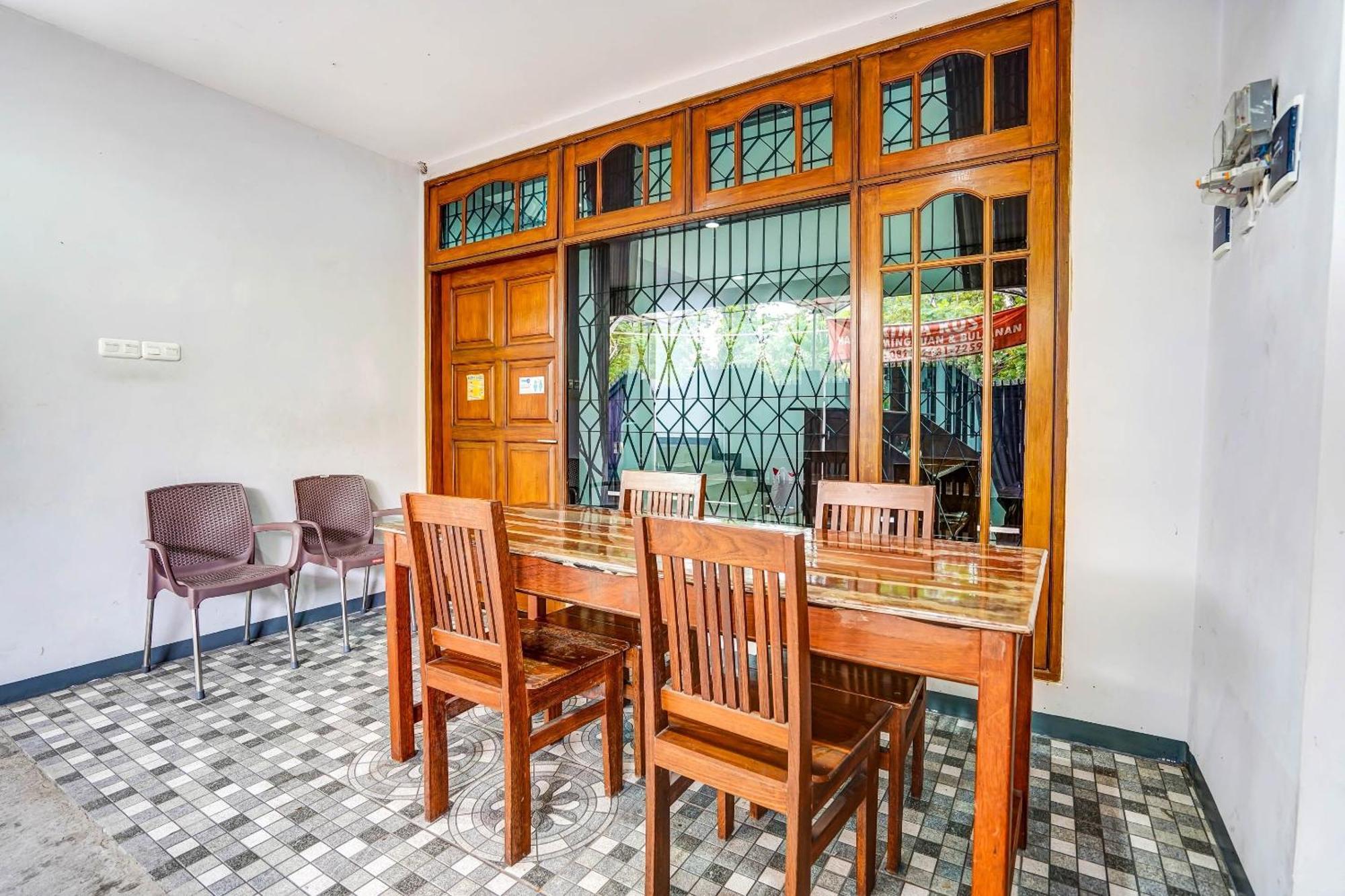 Oyo 90891 Parang Kusumo Residence Krembangan 외부 사진
