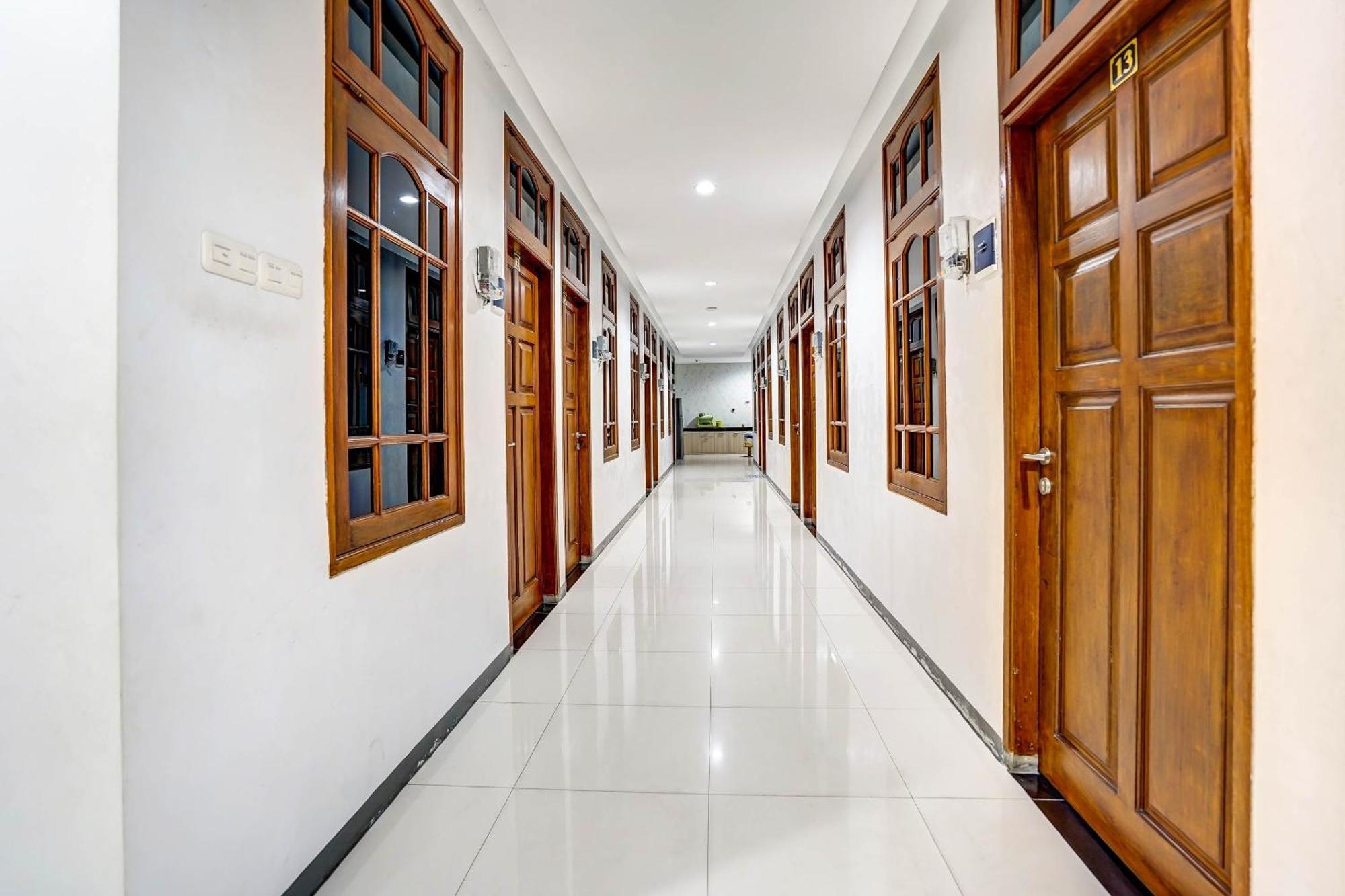 Oyo 90891 Parang Kusumo Residence Krembangan 외부 사진