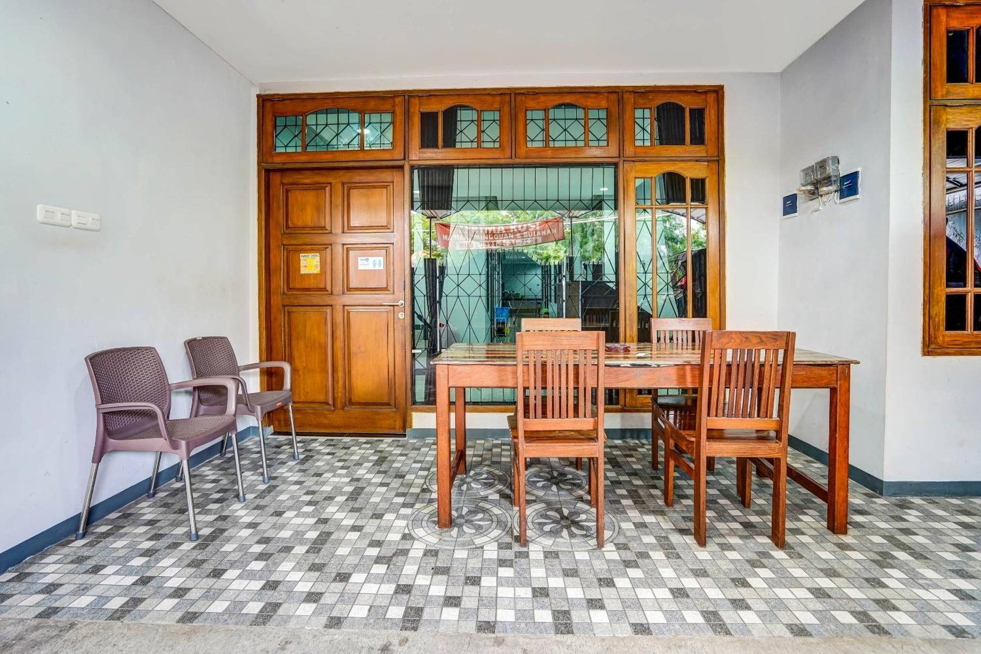 Oyo 90891 Parang Kusumo Residence Krembangan 외부 사진