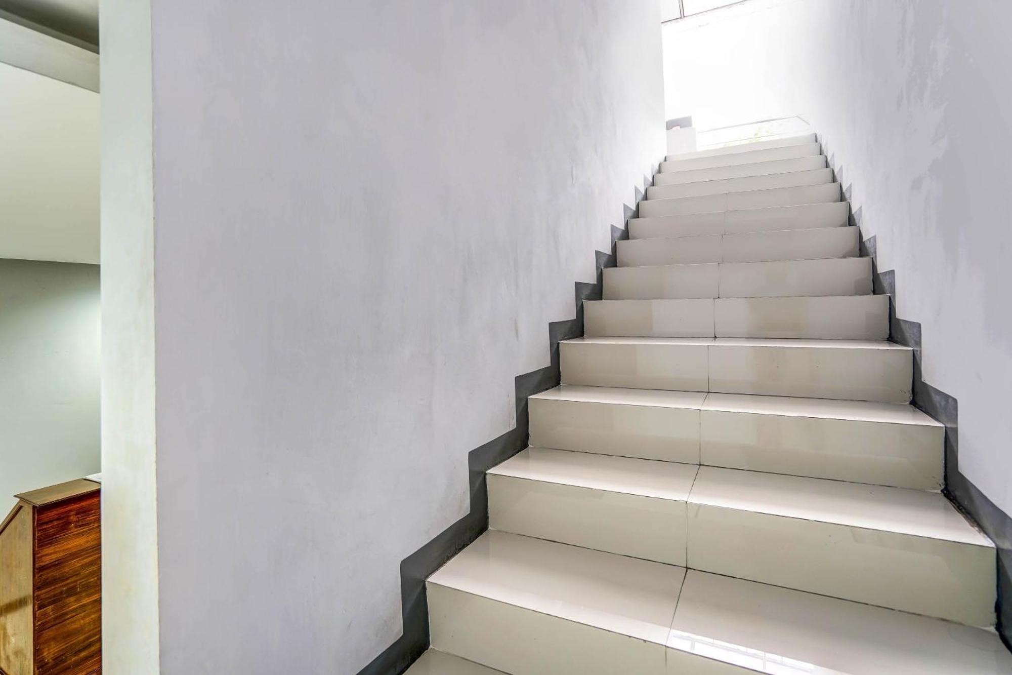 Oyo 90891 Parang Kusumo Residence Krembangan 외부 사진